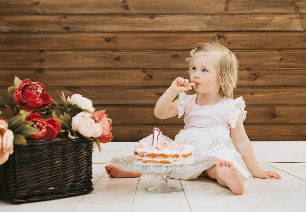 Pige til cake smash fotoshoot på vinylbaggrund